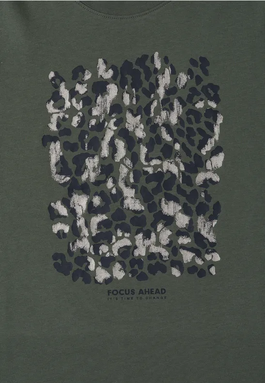 Khakigrünes T-Shirt mit abstraktem Leopardenmuster in Schwarz, Grau und Weiß und Schriftzug „FOCUS AHEAD“