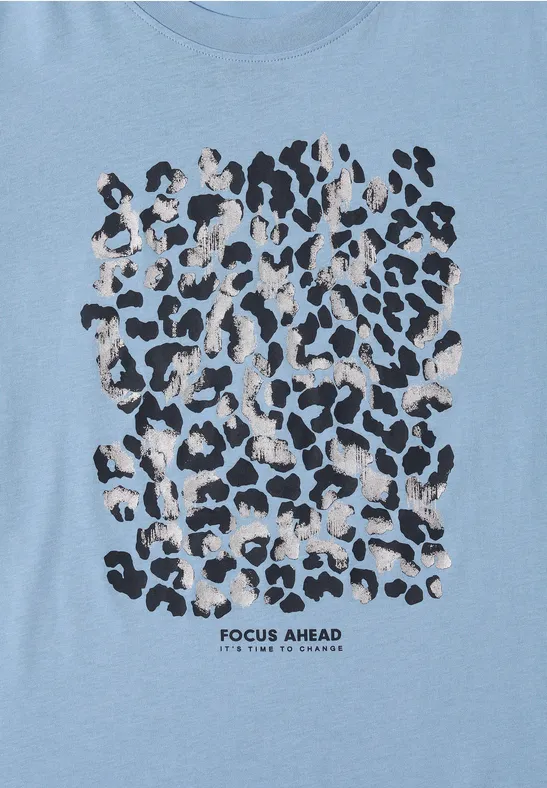 Hellblaues T-Shirt mit schwarz-beigem Leopardenmuster und Schriftzug "FOCUS AHEAD".