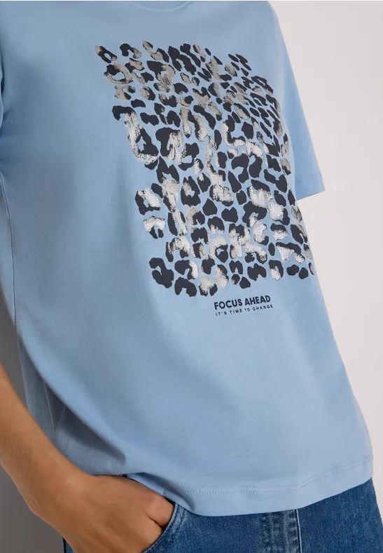Hellblaues T-Shirt mit quadratischem Leopardenmuster und Schriftzug 'Focus Ahead – Tomorrow is Promising'.