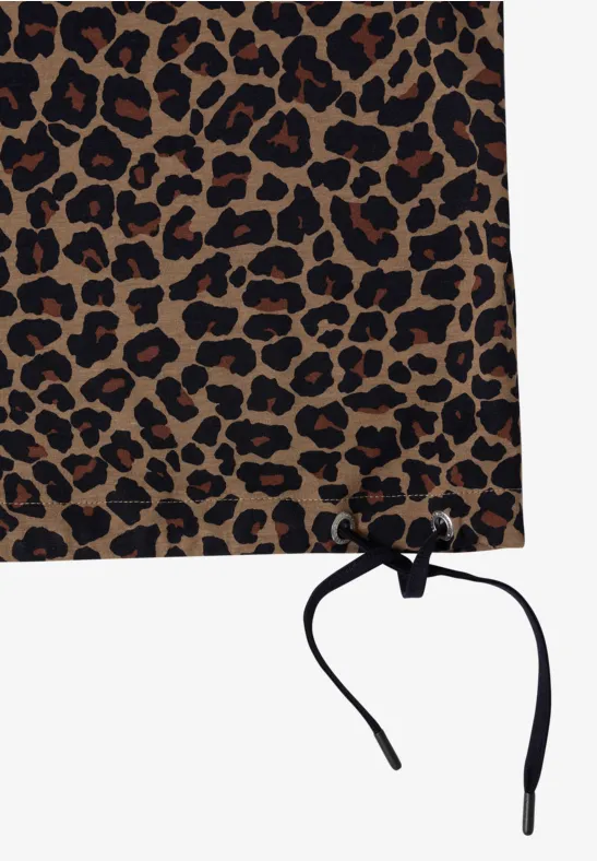 Beige-brauner Stoff mit Leopardenmuster und schwarzer Zugkordel.