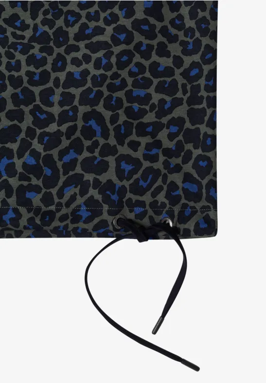 Schwarze Stofftasche mit blau-grauem Leopardenmuster und Kordelzug