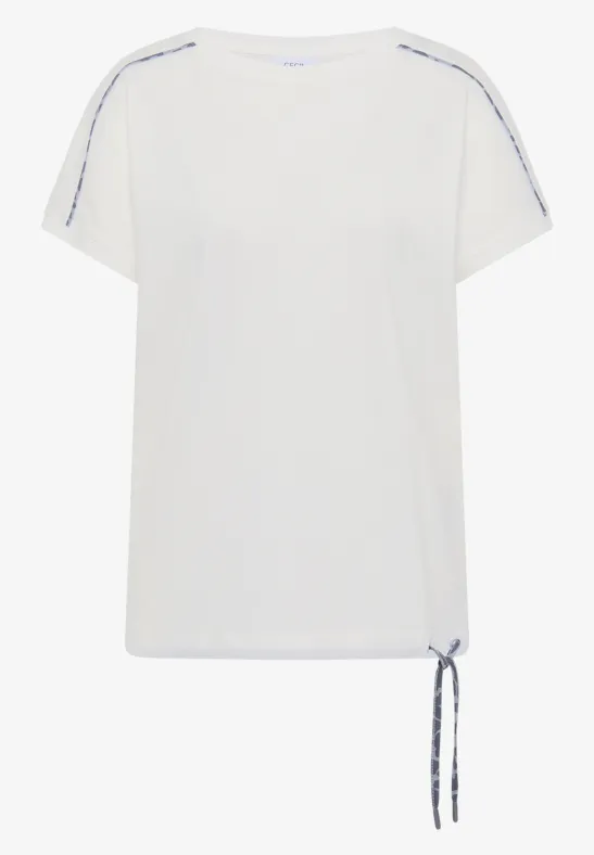 Schlichtes weißes T-Shirt mit überschnittener Schulter, dezenter Seitenkordel und gestreiftem Ärmeldetail.
