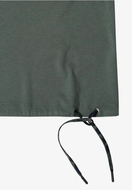 Unterkante eines olivgrünen T-Shirts mit schwarzen, längenverstellbaren Kordeln und Metallenden.