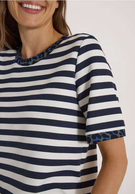 Weißes T-Shirt mit dunkelblauen Querstreifen, kurzen Ärmeln und gemustertem Kragen.