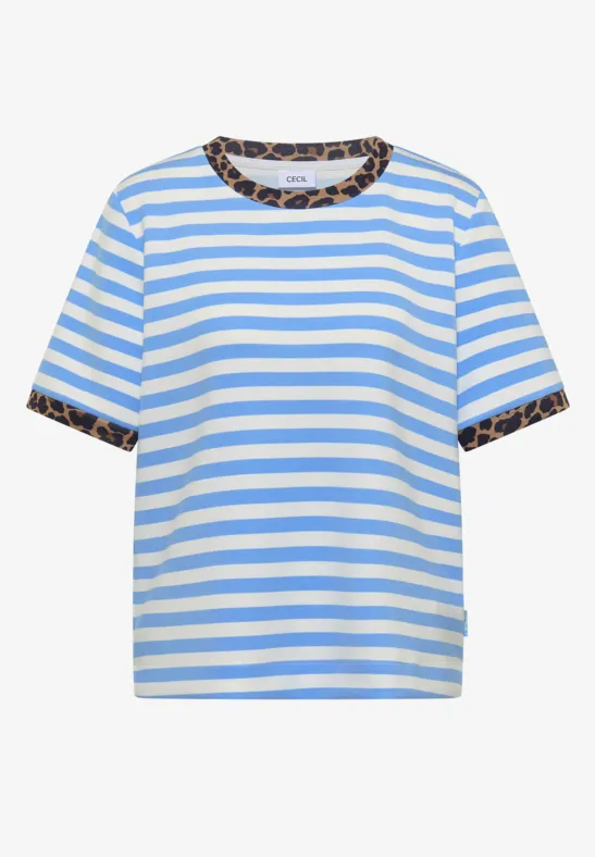 Weiß-blau gestreiftes T-Shirt mit Leopardenmuster an Kragen und Ärmelsäumen.