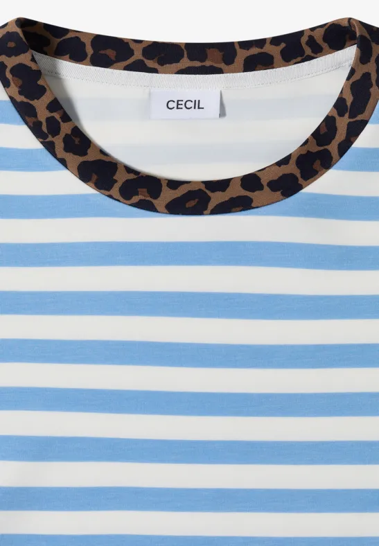 Ein weiß-blau gestreiftes T-Shirt mit braun-schwarzem Leopardenmuster am Kragen und Markenlabel "CECIL".