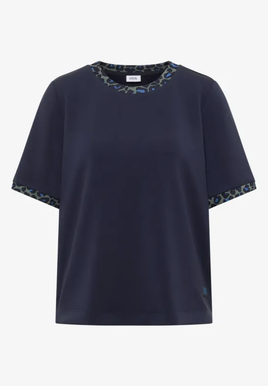 Dunkelblaues T-Shirt mit kurzen Ärmeln und gemustertem Besatz am Hals und Ärmelsaum.