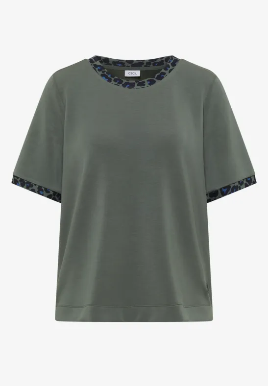 Olivgrünes T-Shirt mit kurzem Schnitt und kontrastierendem Leopardenmuster an Kragen und Ärmelabschlüssen.
