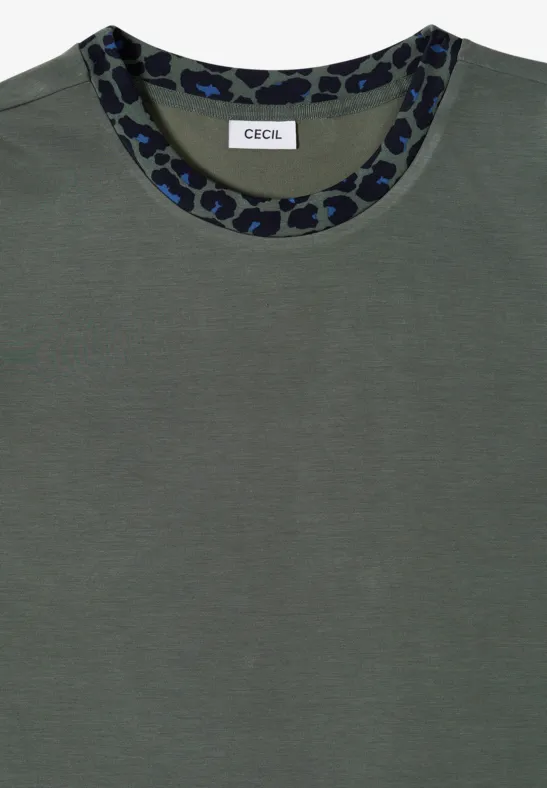 Grünes T-Shirt mit rundem Halsausschnitt in blau-schwarzem Leopardenmuster von CECIL.