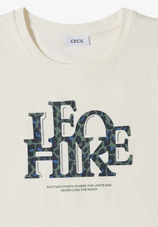Wit T-shirt met artistieke letterprint op de voorkant en 'Cecil'-label in de nek.