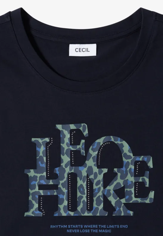 Donker T-shirt met 'CECIL'-label en 'HOME'-opdruk in camouflagepatroon.