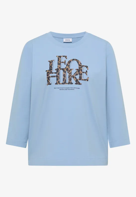 Lichtblauw shirt met driekwartmouwen en bruine-zwart animalprint opdruk in tekstvorm voorzijde.