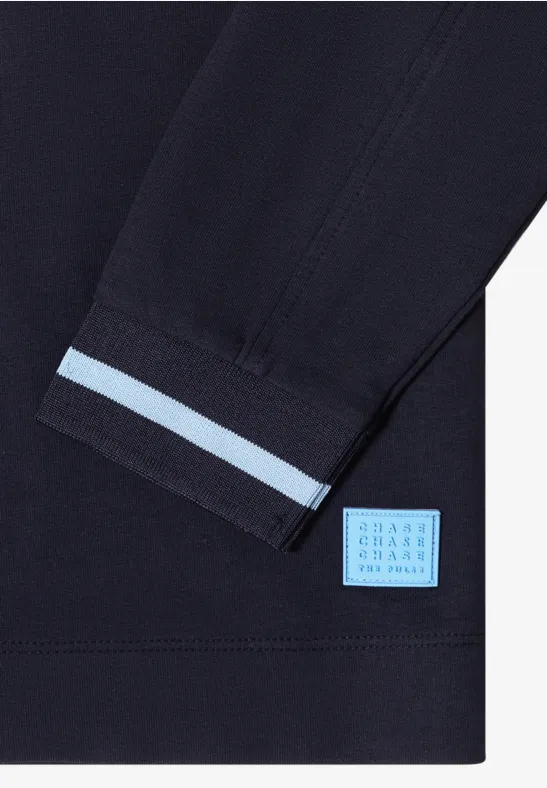 Donkerblauw longsleeve met lichtblauwe streep aan de mouwzoom en klein lichtblauw logo-patch aan de onderzijde.