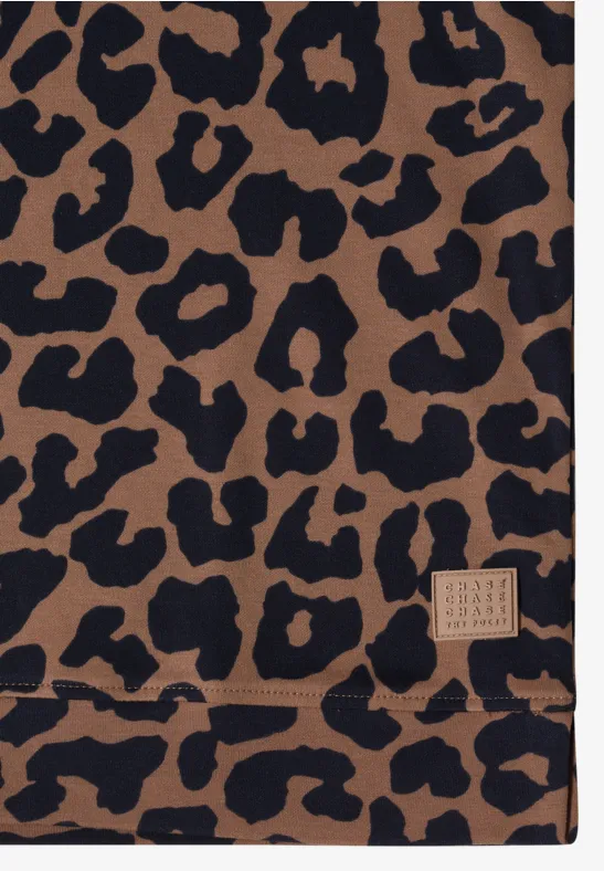 Braunes Cover mit schwarzem Leopardenmuster und kleinem Label unten rechts.