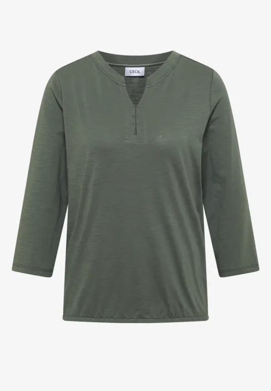 Olivegrünes Shirt mit 3/4-Ärmeln und kurzem Knopfverschluss am V-Ausschnitt.