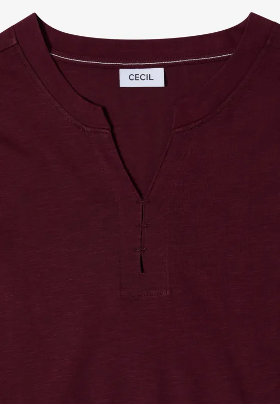 Dunkelrotes Langarmshirt mit Schlitzkragen und Knopfleiste.