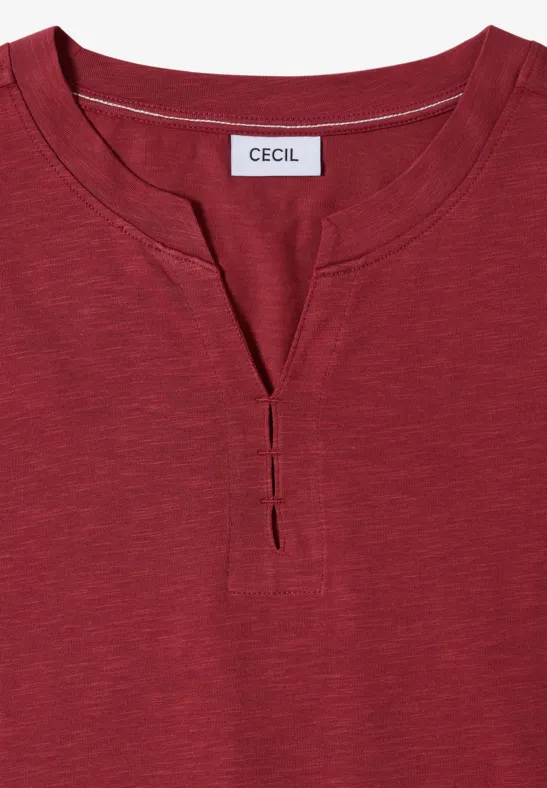 Dunkelrotes Damen-Shirt mit V-Ausschnitt und Marke 'CECIL' am Kragen.