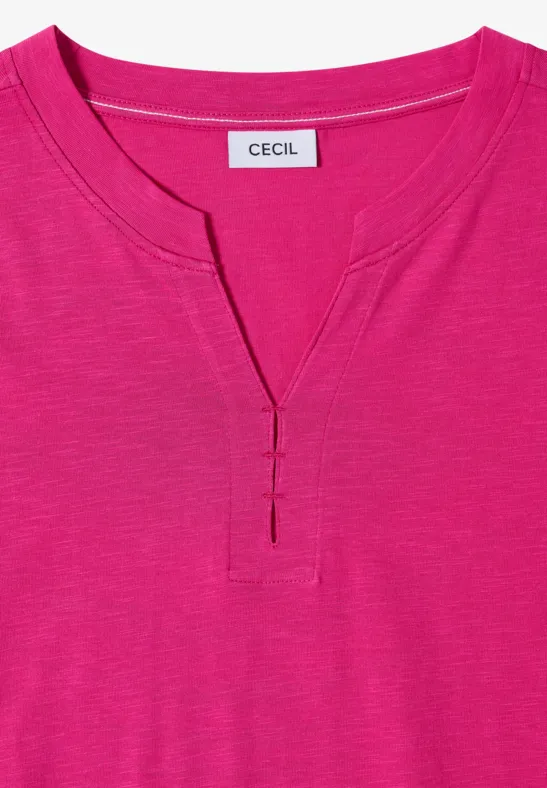 Pinkes T-Shirt mit V-Ausschnitt und CECIL-Label am Kragen.