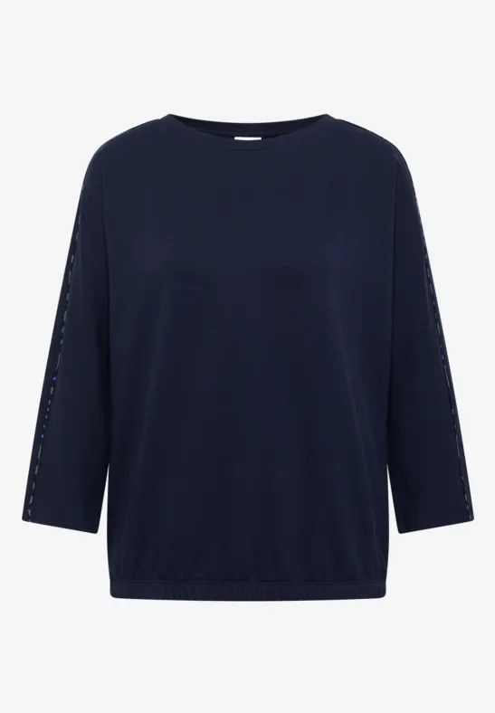 Schlichtes dunkelblaues Shirt mit 3/4-Ärmeln und Rundhalsausschnitt.