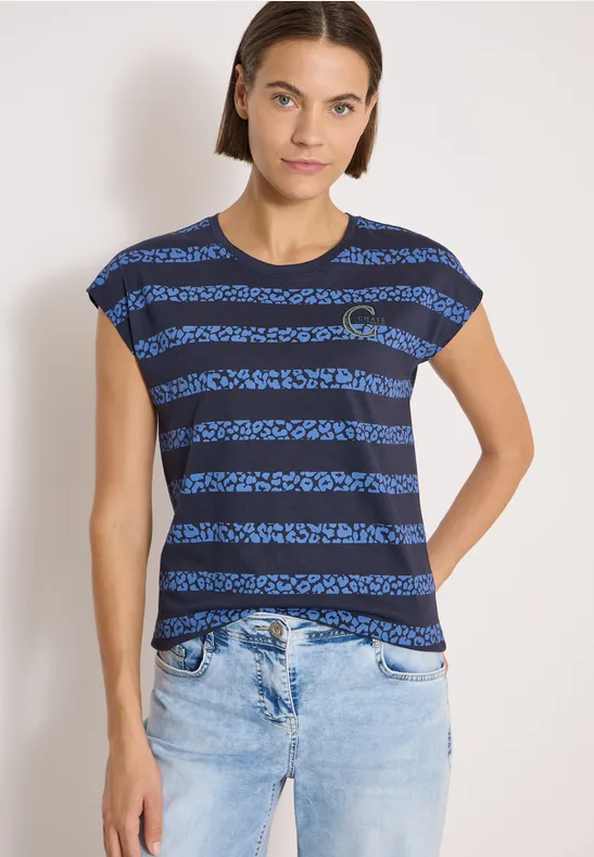 Person trägt blau-schwarz geringeltes T-Shirt und hellblaue Jeans vor weißem Hintergrund.