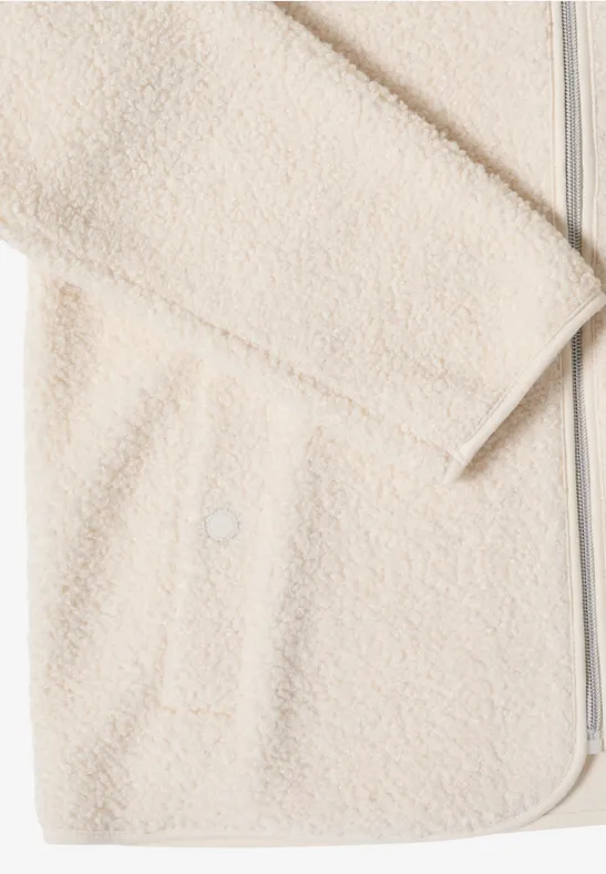 Hellbeige flauschiger Babybademantel aus weichem Frotteestoff, mit Kapuze und aufgesetzter Tasche.
