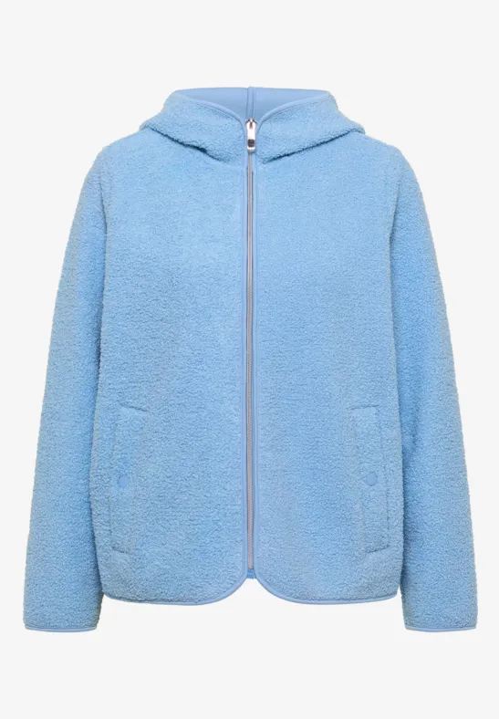 Hellblauer Fleece-Kapuzenpullover mit Reißverschluss und Taschen.
