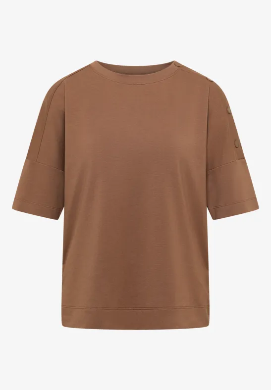 T-shirt marron uni avec manches tombantes et col rond simple et épuré.