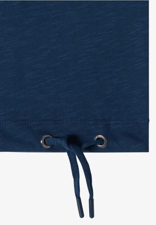 Nahaufnahme eines marineblauen Kleidungsstücks mit Tunnelzug und Metallösen am Saum