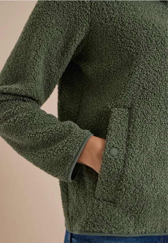 Olivgrüne Teddy-Fleecejacke mit Hand in aufgesetzter Tasche
