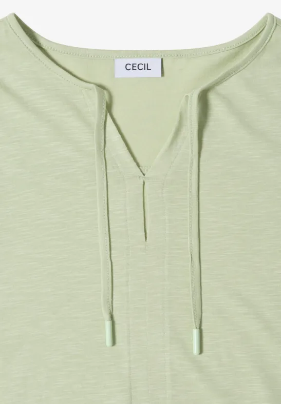 Hellgrünes Langarmshirt mit V-Ausschnitt und Tunnelzug, Label 'CECIL' innen.
