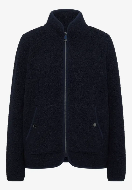 Dunkelblaue Fleecejacke mit Reißverschluss und aufgesetzten Taschen.