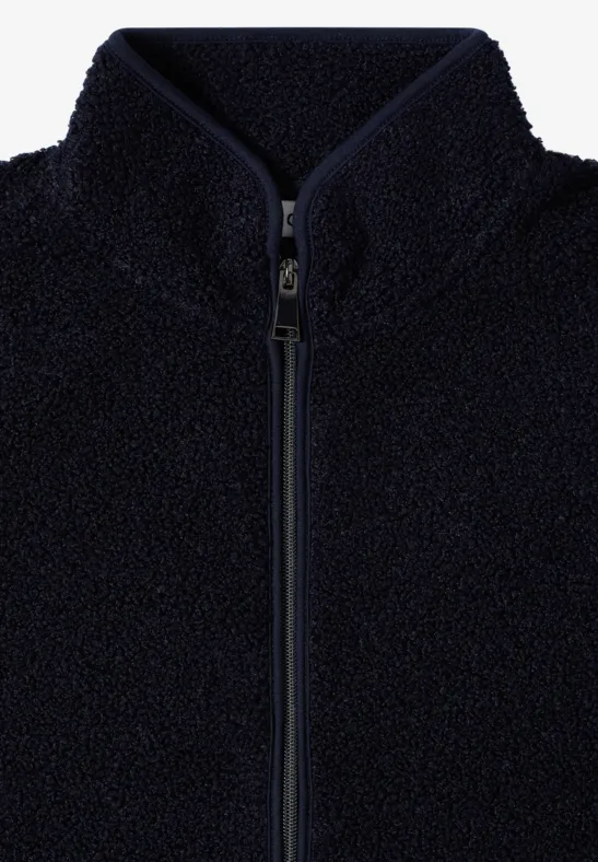 Dunkelschwarze Fleecejacke mit Reißverschluss und hohem Stehkragen.