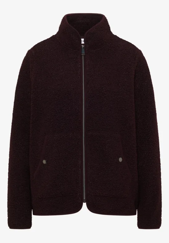 Weinrote Teddy-Fleecejacke mit Stehkragen, Reißverschluss und aufgesetzten Taschen.