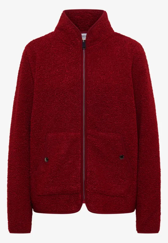Rote Teddy-Fleecejacke mit Reißverschluss, hohem Kragen und zwei aufgesetzten Taschen.