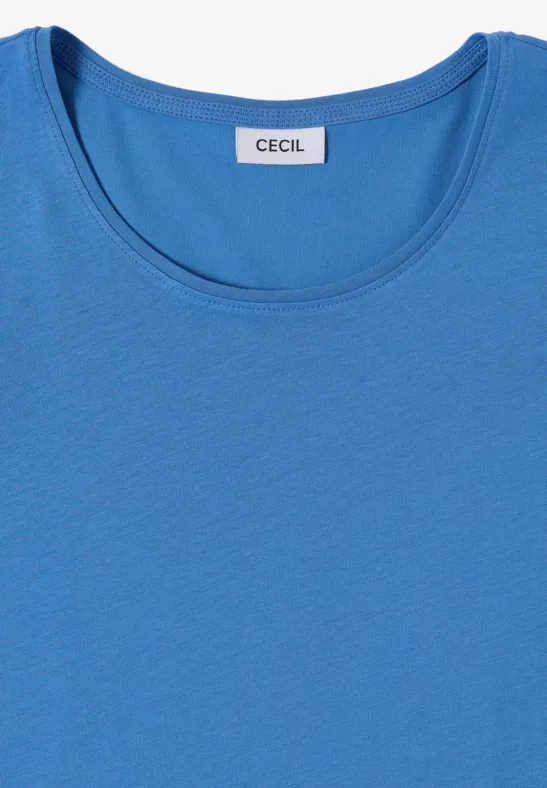 Ein schlichtes, hellblaues, rundhalsiges Damen-Shirt mit CECIL-Label.