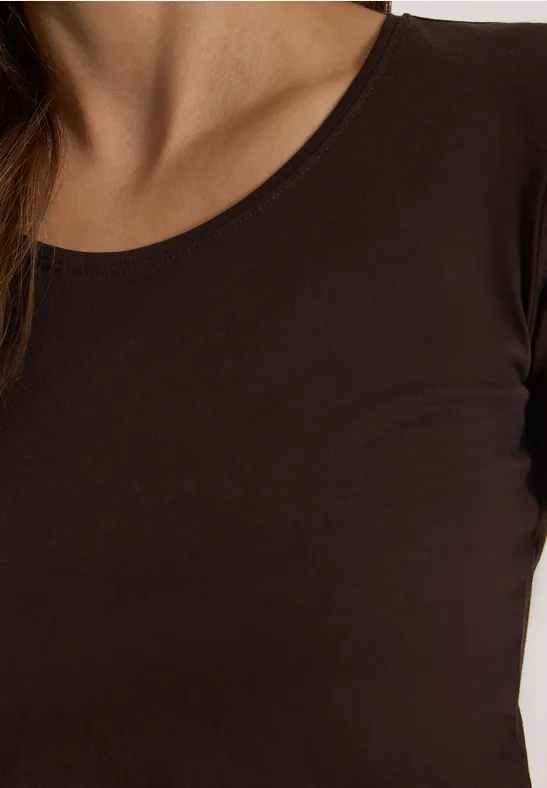 Braunes eng anliegendes Shirt am Oberkörper einer Frau
