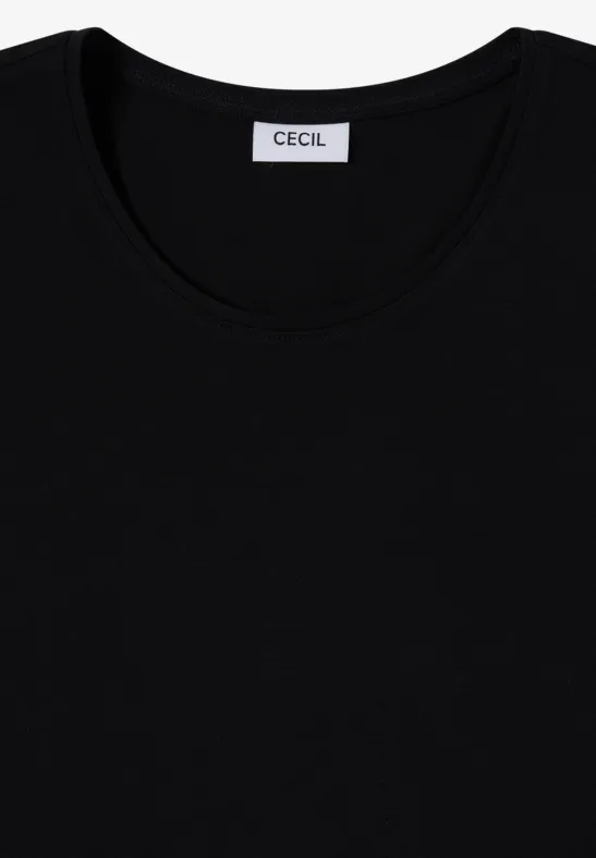 Un T-shirt noir uni à col rond, plié sur un fond blanc.