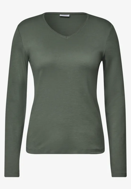 Olivgrünes Langarmshirt mit V-Ausschnitt.