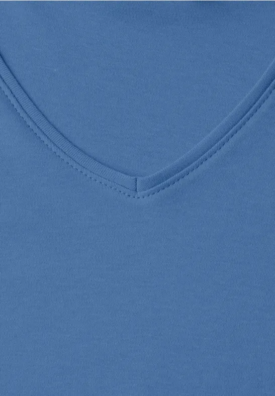 Blaues T-Shirt mit V-Ausschnitt, eng anliegend, glatte Baumwollstruktur.