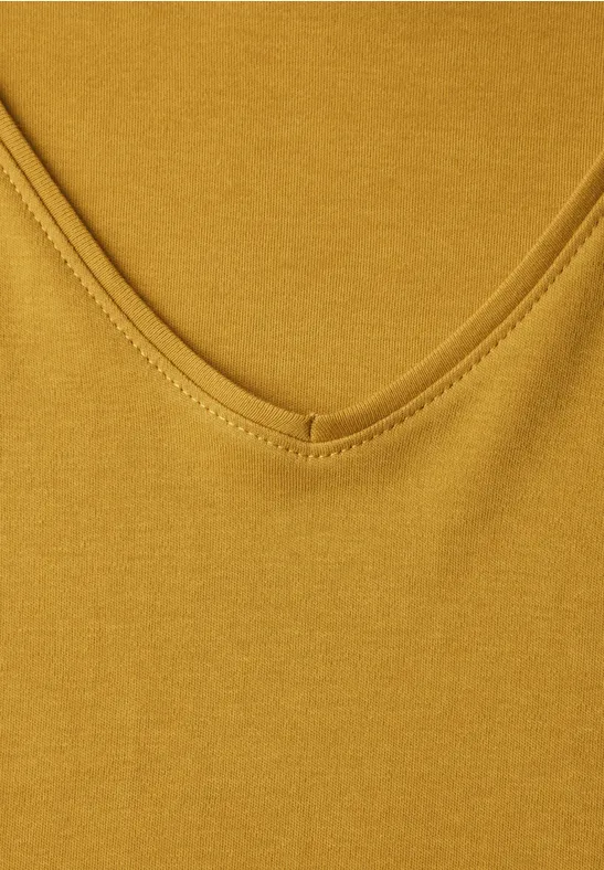 Senffarbenes Shirt mit dezentem V-Ausschnitt