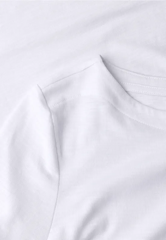Weißes schlichtes T-Shirt mit Rundhalsausschnitt.