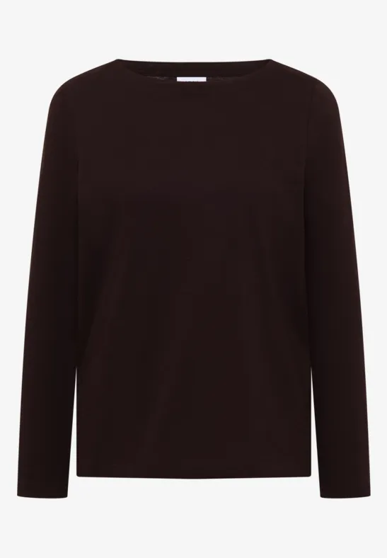 Schwarzes, schlicht geschnittenes Langarmshirt mit weiter Rundhalslinie.