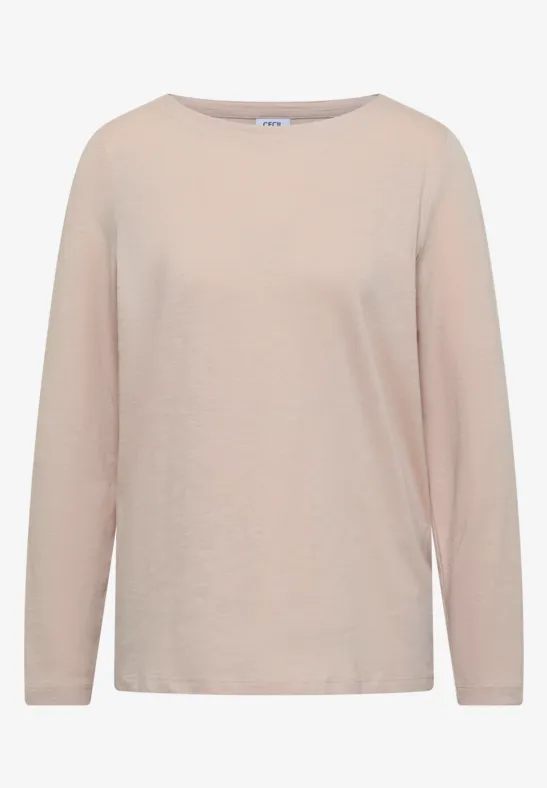 Ein schlichtes, hellbeiges Langarmshirt ohne Muster.