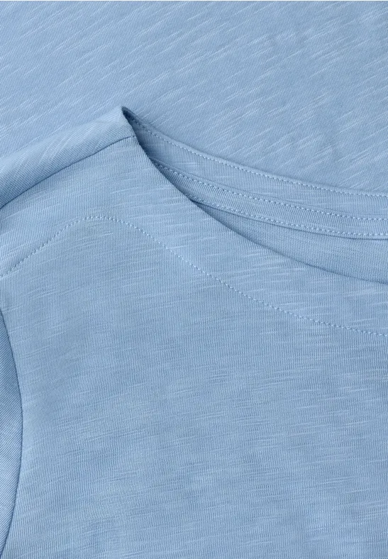 Hellblaues ärmelloses Baumwollshirt mit Rundhalsausschnitt und feiner Melierung.