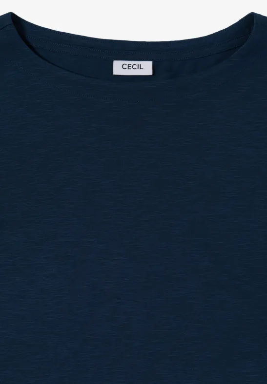 Ein schlichtes, dunkelblaues Damen-T-Shirt mit rundem Ausschnitt und Label im Nacken.
