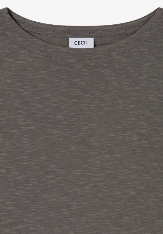 Ein schlichtes graubraunes T-Shirt mit Rundhalsausschnitt und CECIL-Label innen am Kragen.