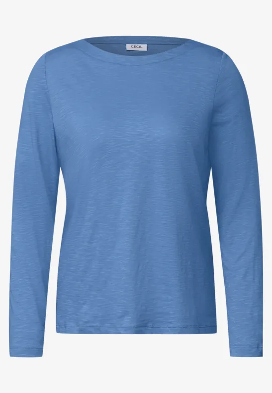 Ein einfarbiges, langärmeliges Damen-Shirt in Hellblau.