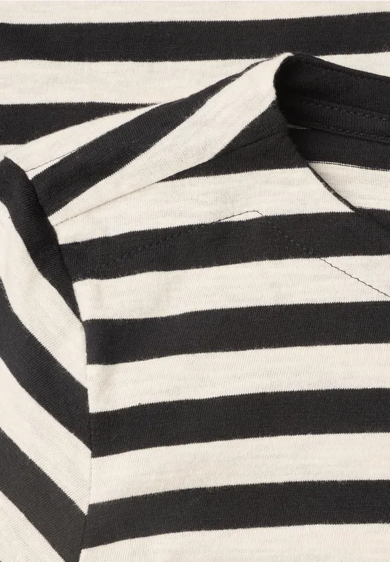 Nahaufnahme eines T-Shirts mit schwarzen und weißen Querstreifen