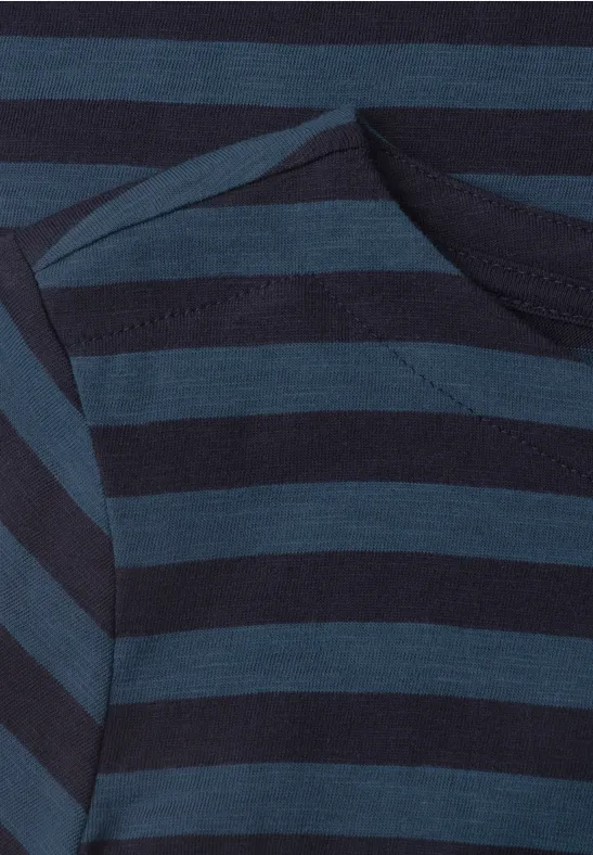 Ausschnitt eines blau-dunkelblau gestreiften Rundhals-Shirts.