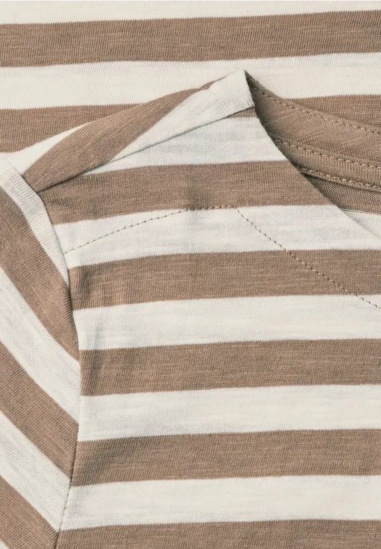 Close-up van een wit-bruin gestreept shirt.